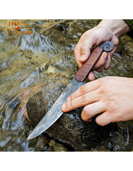 Couteau médiéval en spirale avec...