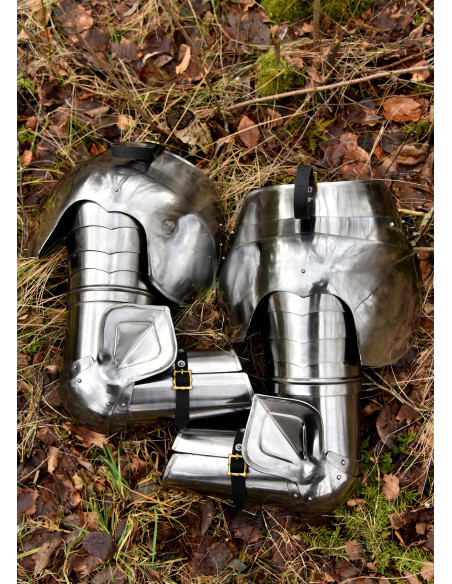 Bras d'armure médiévale et épaulettes...