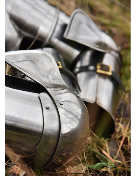 Bras d'armure médiévale et épaulettes...