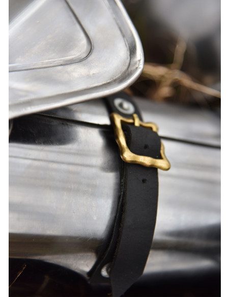 Bras d'armure médiévale et épaulettes...