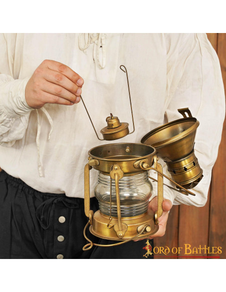 Lampe à huile médiévale en laiton...