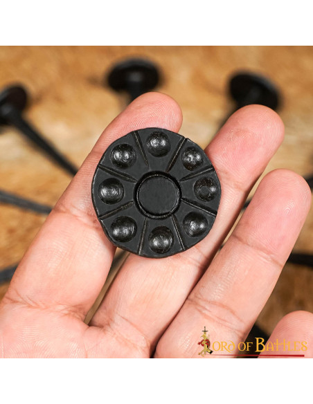 Clou médiéval, tête ronde, forgé à la...