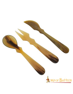 Ensemble de 3 couverts médiévaux en corne (15-16 cm.)
