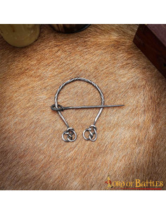 Fibule pour capes en acier forgé poli (11x6,7 cm.)