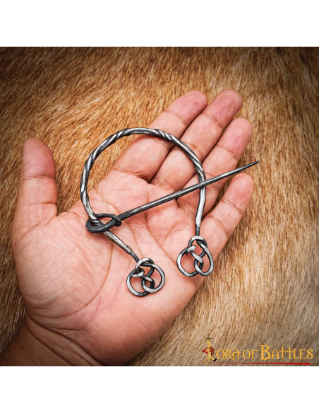 Fibule pour capes en acier forgé poli...