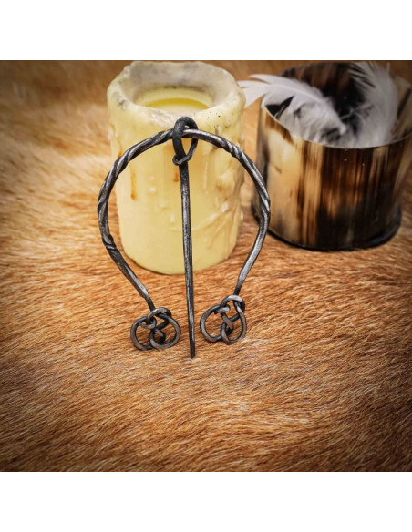 Fibule pour capes en acier forgé poli...