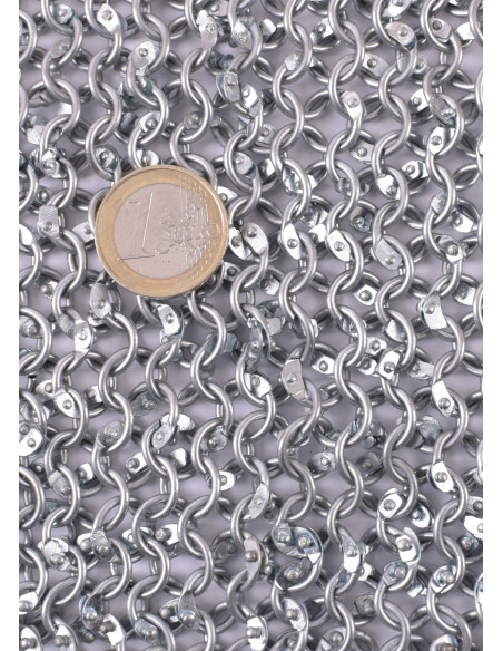 Anneau bordé de cotte de mailles...