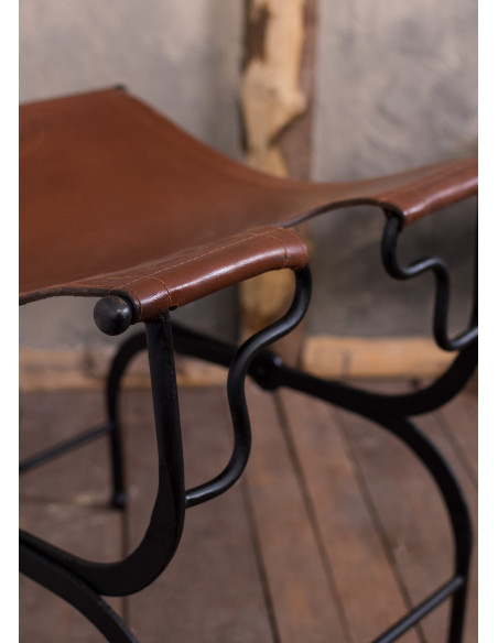 Tabouret pliant romain et médiéval en...