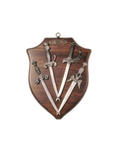 Panoplie médiévale avec 4 poignards différents (28x22 cm.)