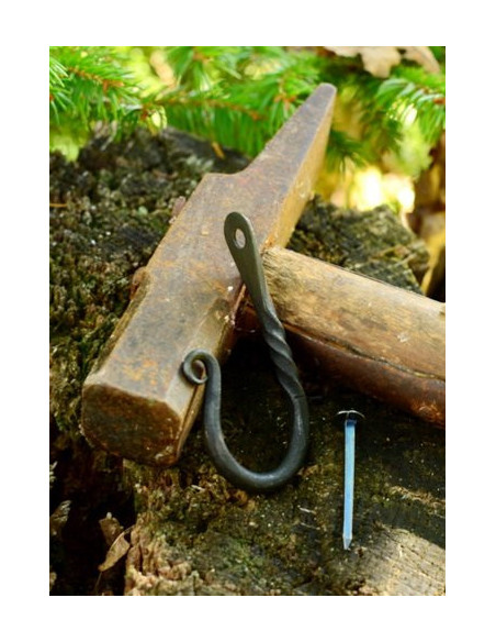 Crochet médiéval à accrocher au mur...