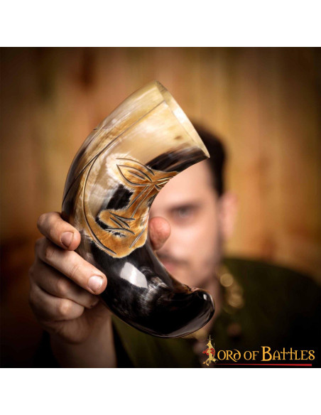 Corne de visage tribale médiévale à...