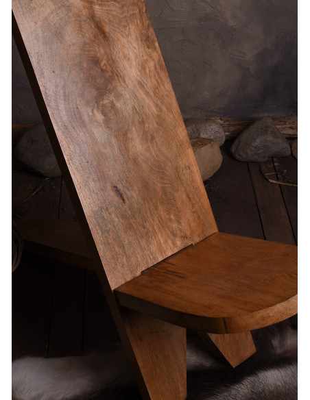 Chaise médiévale en bois en forme de...