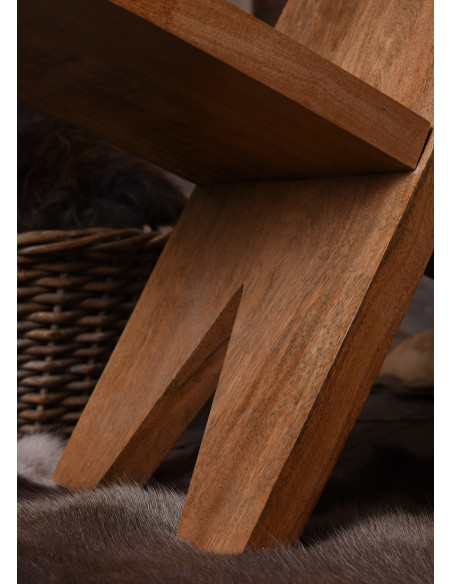 Chaise médiévale en bois en forme de...