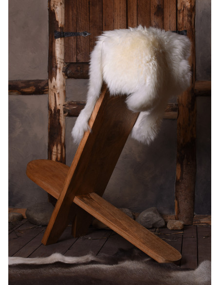 Chaise médiévale en bois en forme de...