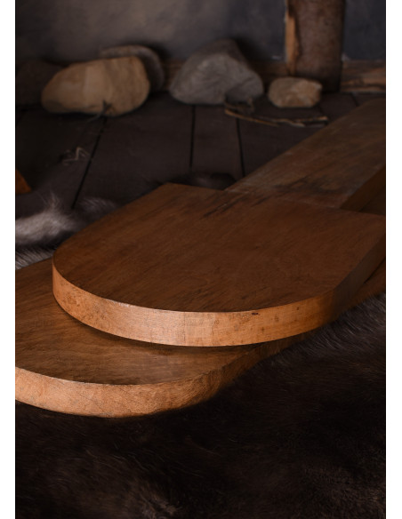 Chaise médiévale en bois en forme de...