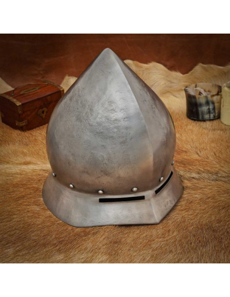 Casque médiéval, type théière,...
