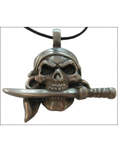 Couteau pendentif pirate dans la bouche