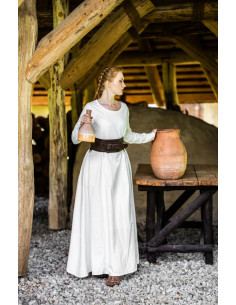Longue tunique blanche naturelle pour une femme médiévale...