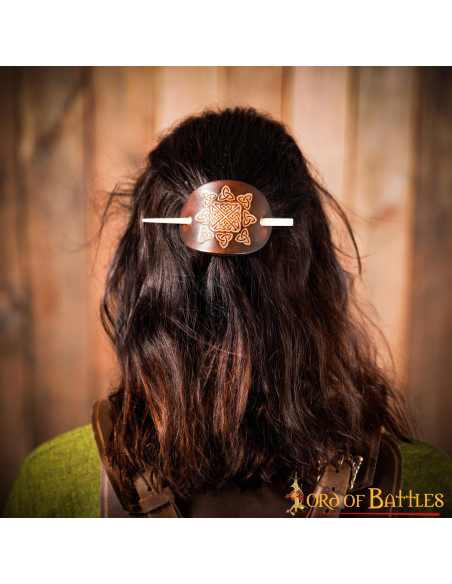 Broche à cheveux en cuir marron avec... Broche à cheveux en cuir marron avec...