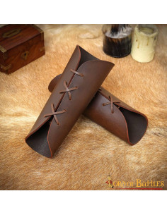 Bracelets médiévaux en cuir lisse marron (23 cm.) 2