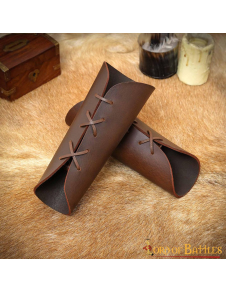 Bracelets médiévaux en cuir lisse...