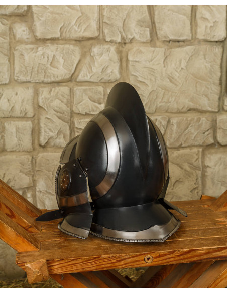 Casque bordeaux en acier noirci...