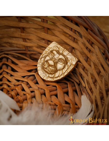 Feuille de laiton à décor de tête de...