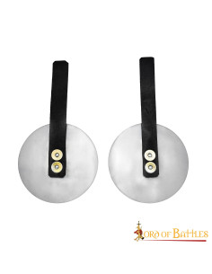 Cocardes médiévales en acier, avec lanières de cuir