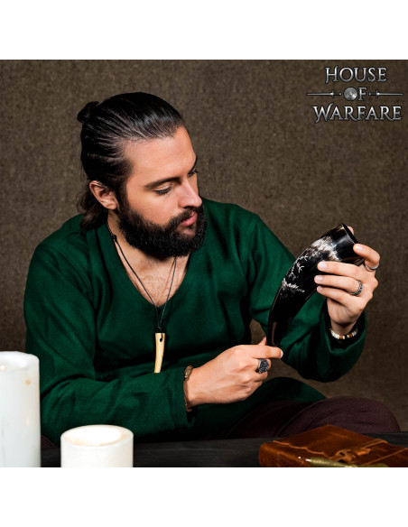 Corne à boire Viking sculptée à la...