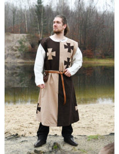 Tabard médiéval avec croix templières en marron