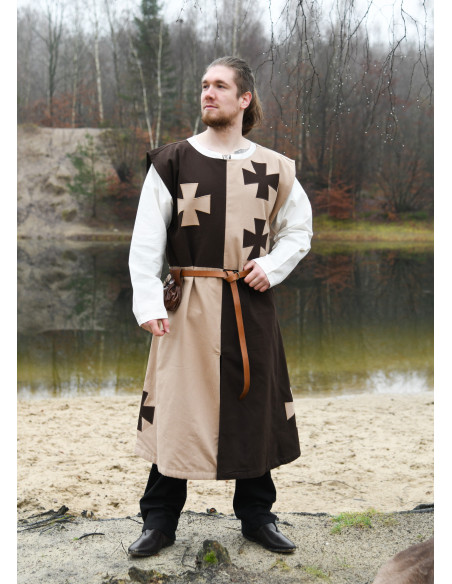Tabard médiéval avec croix templières...