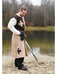 Tabard médiéval avec croix templières en marron 2