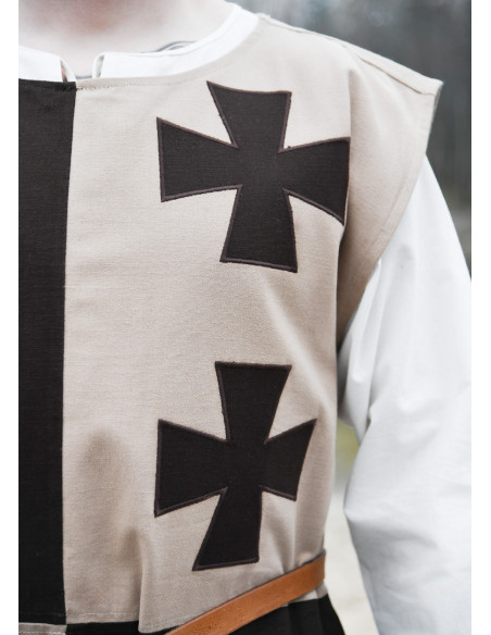 Tabard médiéval avec croix templières...