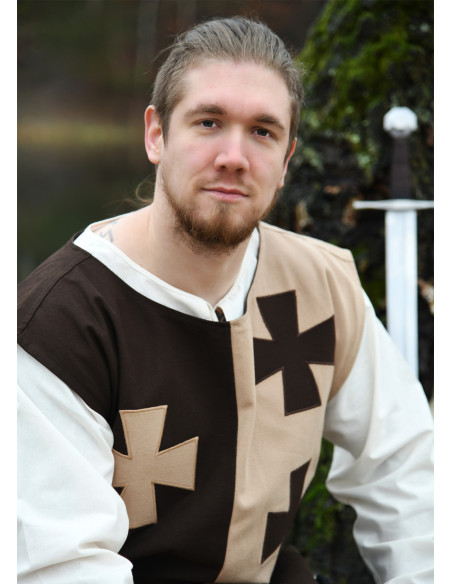 Tabard médiéval avec croix templières...