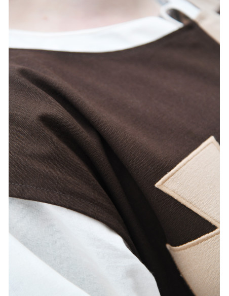 Tabard médiéval avec croix templières...