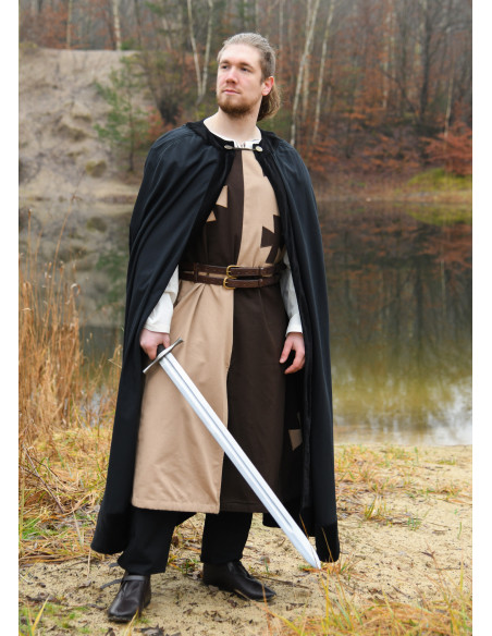 Tabard médiéval avec croix templières...