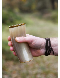 Verre en corne médiéval avec bord en laiton (200-300 ml.) 2