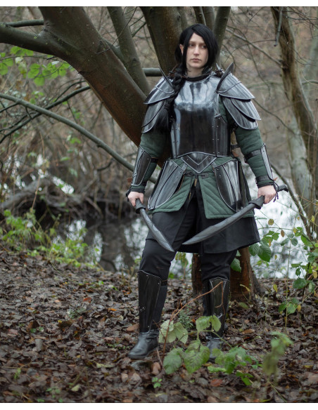 Cuirasse médiévale en acier noirci...