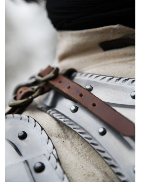 Cuirasse complète de style gothique,...