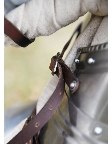 Cuirasse complète de style gothique,...