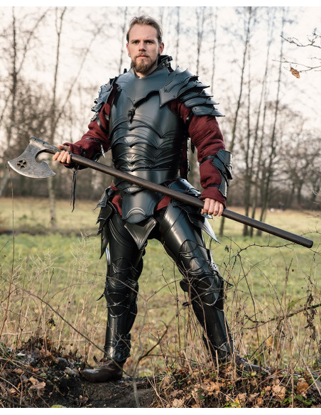 Cuirasse médiévale en acier vieilli...