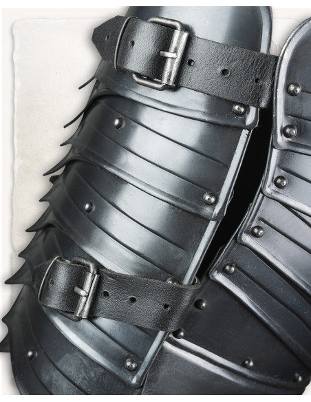 Cuirasse médiévale en acier vieilli...