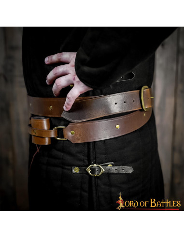 Ceinture en cuir marron de style médiéval avec baudrier