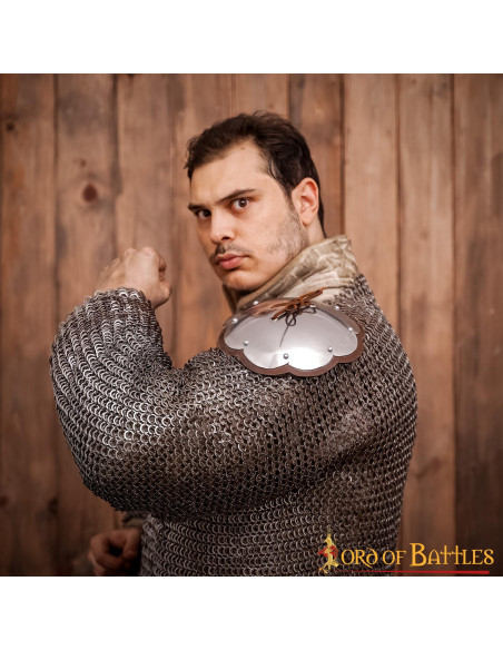 Épaulières rondes légères du XIVe siècle