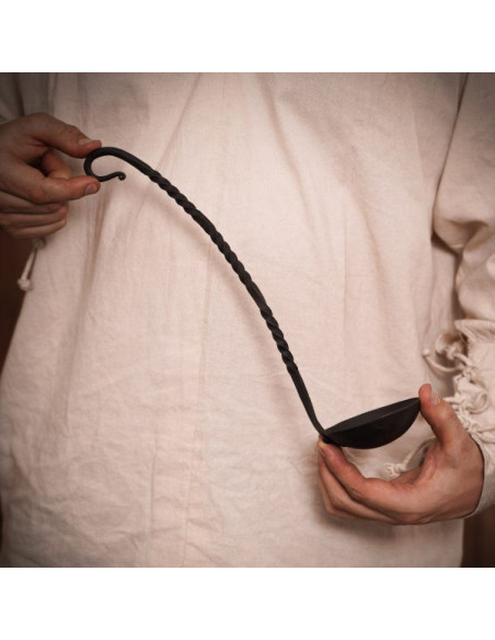 Louche médiévale en fer forgé