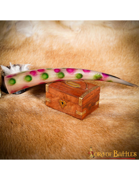 Corne à boire décorée de points...