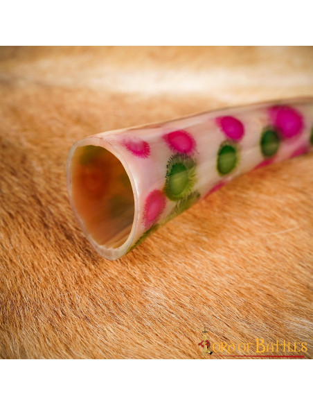 Corne à boire décorée de points...