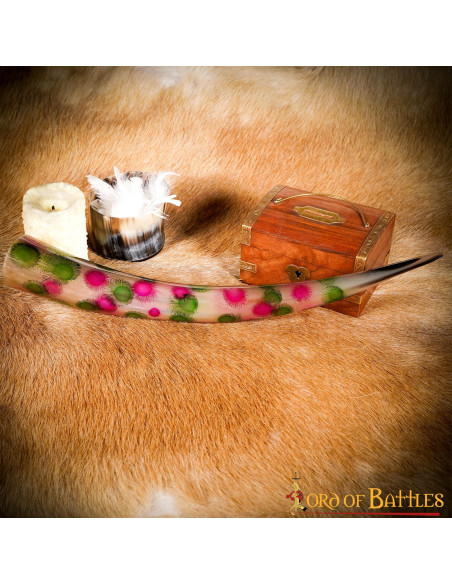 Corne à boire décorée de points...