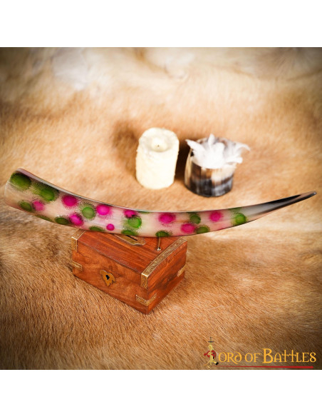 Corne à boire décorée de points...