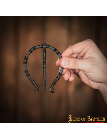 Fibule-fermoir pour cape en fer forgé...